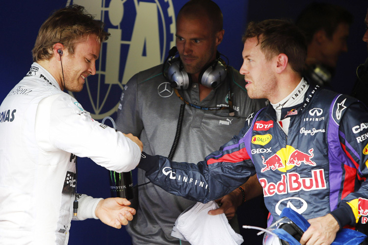 Sebastian Vettel gratuliert Sieger Nico Rosberg