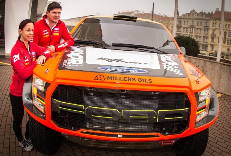 Ilka Minor (vorne), und Martin Prokop am Ford Raptor