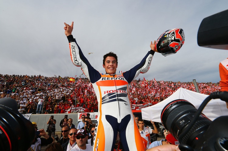 Marc Marquez lässt sich von den 100.000 spanischen Fans feiern