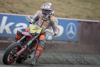 Mit der Supermoto-Maschine kennt Kevin Würterle die Sandbahn