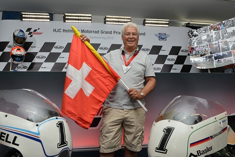 Stefan Dörflinger mit seine WM-Siegermaschinen von 1983 und 1984, die 80-ccm-Zündapp und die 50-ccm-Krauser