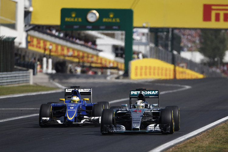 Marcus Ericsson (links, neben Lewis Hamilton) konnte für Sauber einen Punkt holen