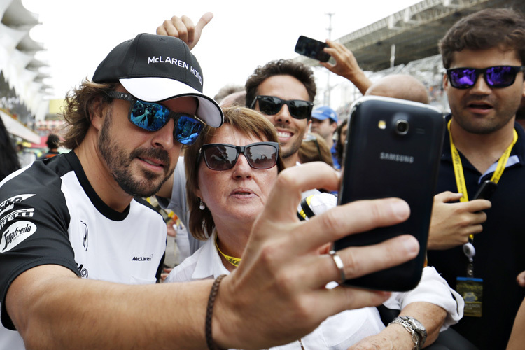 Fernando Alonso macht einen Fan glücklich