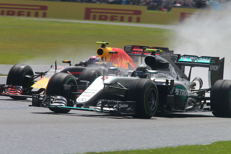 Max Verstappen (hinten) gegen Nico Rosberg