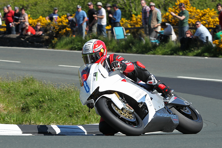 2013 steuert Michael Rutter zum letzten Mal die MotoCzysz zum Sieg in der TT Zero