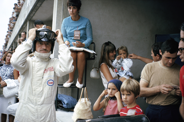 Familie Hill 1967 in Monza, Damon vorne rechts im roten Shirt ist nicht angetan