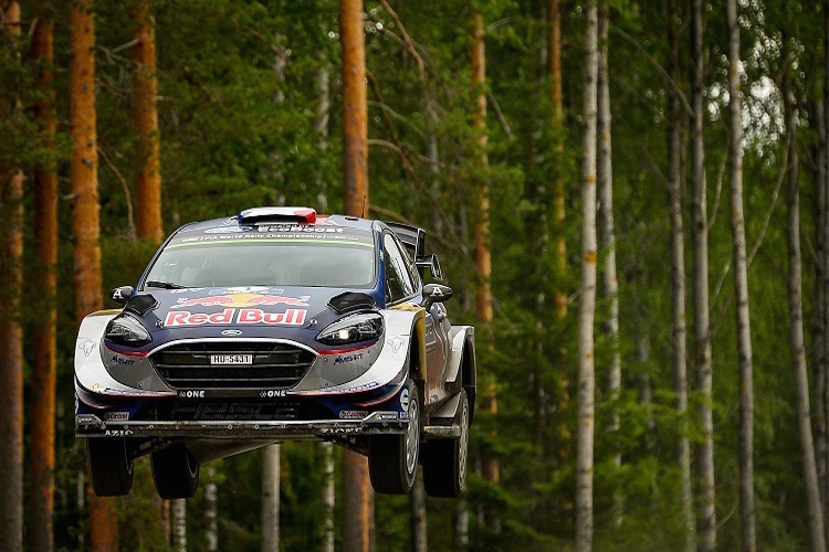 Sébastien Ogier landete im Finnland am ersten Tag im Wald