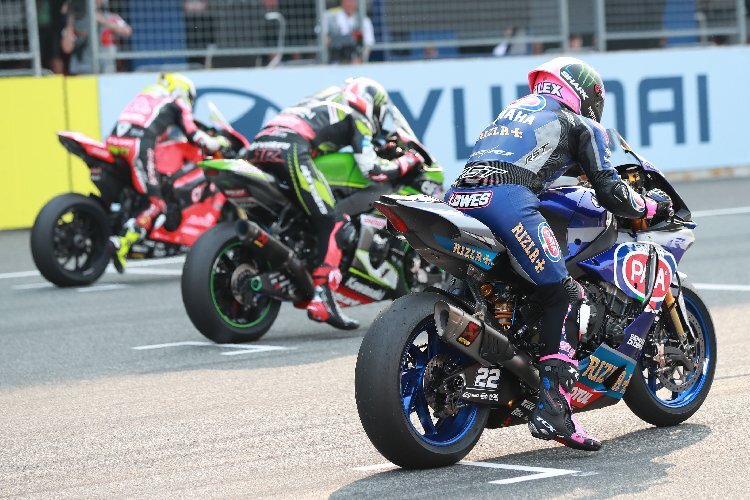 Alex Lowes (vorne) steht zumindest in der Startaufstellung in einer Reihe mit Bautista und Rea 