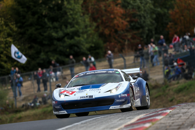 Der Ferrari 458 von racing one liegt auch weiterhin an der Tabellenspitze der VLN