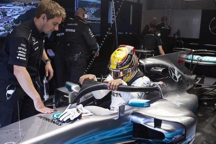 Lewis Hamilton schält sich aus seinem Silberpfeil – das darf nur sieben Sekunden dauern