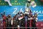 Großer Jubel bei Toyota auf dem Podium zu den 24h Le Mans 2021