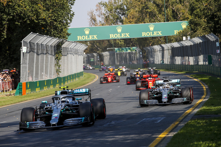  Valtteri Bottas zog gleich beim Start an Lewis Hamilton vorbei 