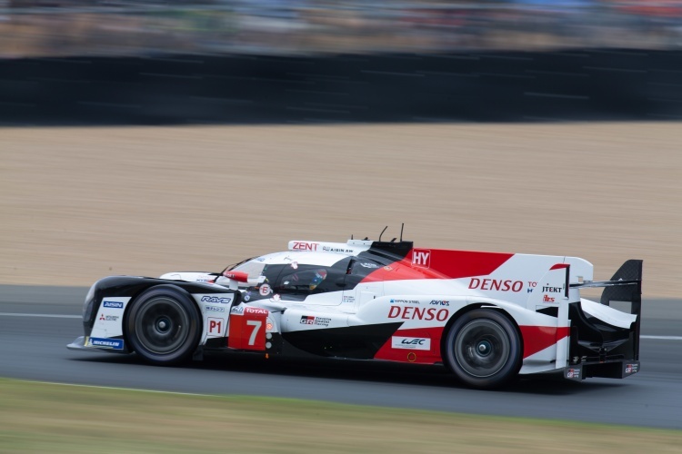 Liegt in Le Mans vorne: Der Toyota TS050 Hybrid von Mike Conway, Kamui Kobayashi und José María López