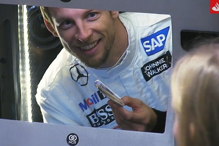 Jenson Button im Bankautomaten