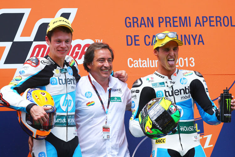 Riesenerfolg: Rabat (li.) und Pol Espargaró 2013 beim Barcelona-GP mit Teamchef Pons