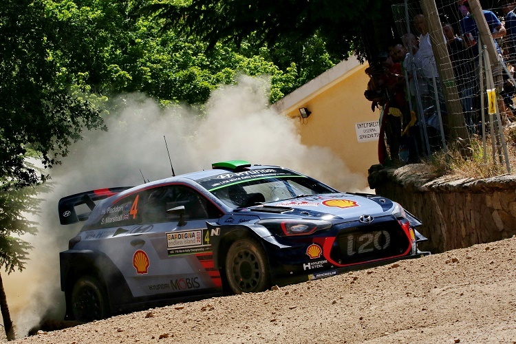 Hayden Paddon behauptete seine Führzng