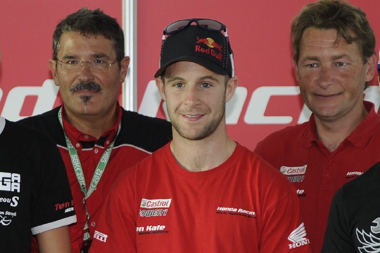 Carlo Fiorani 2012 mit Jonathan Rea und Ronald ten Kate (vl)