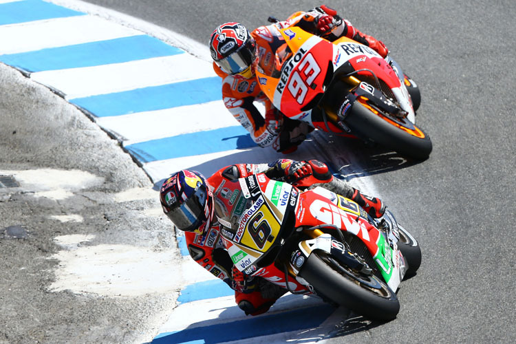 Stefan Bradl führt hier in Laguna Seca vor Marc Márquez