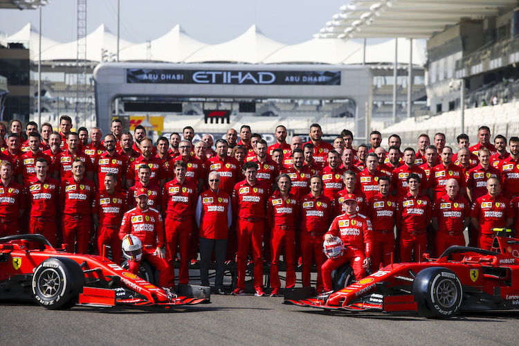 Gruppenfoto von Ferrari in Abu Dhabi