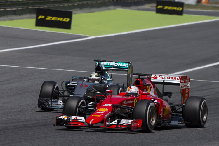 Lewis Hamilton (Mercedes) greift Sebastian Vettel im Ferrari an