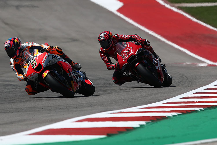 Im Sprint: Stefan Bradl (6) vor Augusto Fernández (37)