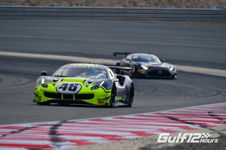 Der Ferrari 488 GT3 von Valentino Rossi, Luca Marini und Alessio Salucci bei den 12h Gulf 2021 vor dem Mercedes-AMG GT3 von Ram Racing