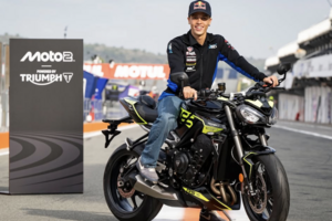 Moto2-Weltmeister Diogo Moreira mit seiner Triumph Triple Trophy Street Triple 765 RS)