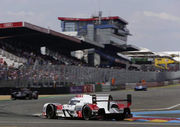 Audi führt in Le Mans nach harten Kampf mit Porsche