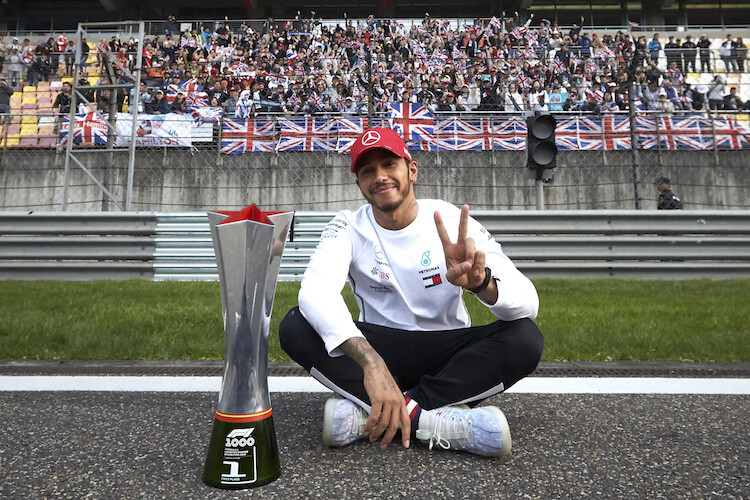 Lewis Hamilton feiert in Shanghai mit seinen Fans