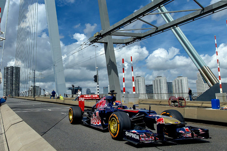 Max Verstappen auf der Erasmus-Brücke von Rotterdam