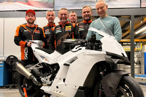 Das Team Freudenberg beim KTM-Workshop, rechts Projektleiter Andre Klipphahn)