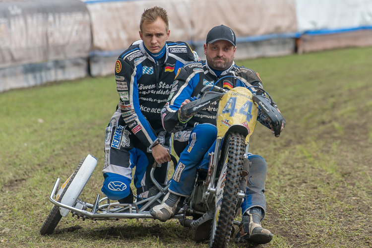 Tim Scheunemann (l.), Rennleiter beim AMC Haunstetten, ist mit Markus Brandhofer (r.) schon für das EM-Finale qualifiziert