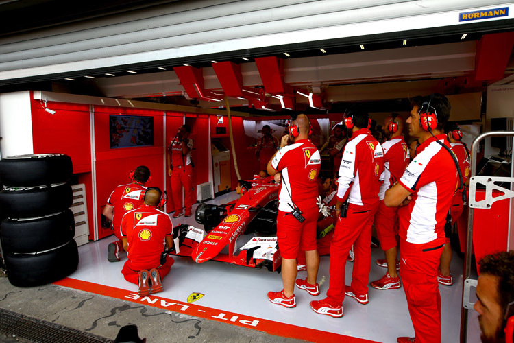 Blick hinter die Kulissen: Was verbirgt sich in der Ferrari-Box? Die Fans dürfen die Garage des Traditionsteams auf eigene Faust entdecken