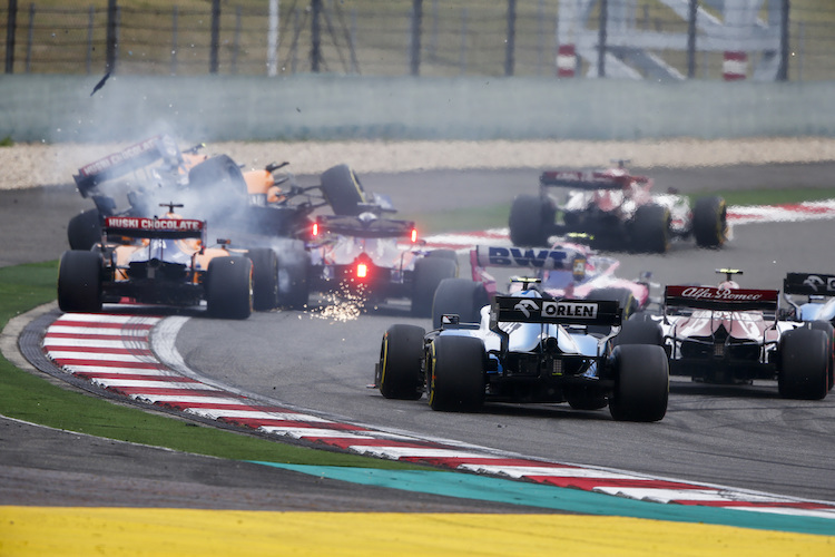 Der Crash von Daniil Kvyat mit den beiden McLaren
