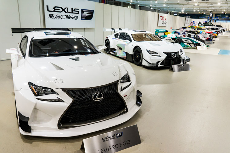 Der Lexus GT3, daneben sein Bruder aus der GT500-Klasse der Super GT-Meisterschaft 