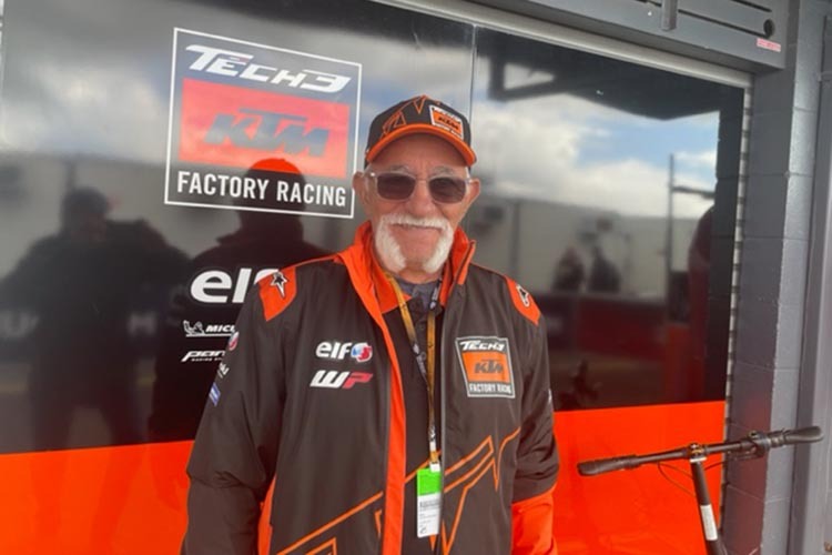 Vic Soussan auf Phillip Island hinter der Tech3-KTM-Box