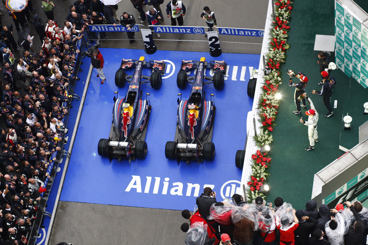 Der erste Sieg von Red Bull Racing ist gleich ein Doppelsieg: Vettel vor Webber in China 2009