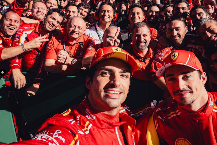 Carlos Sainz macht ein Selfie, hinten (mit Armbanduhr) Fred Vasseur