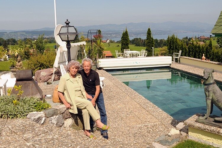 Tilde und Luigi Taveri vor ihrem Haus in Samstagern