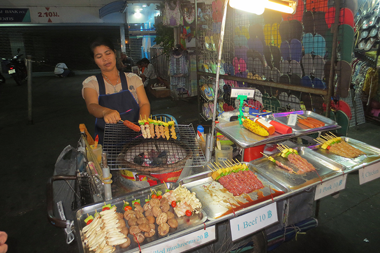 Essen am Straßenrand ist in Thailand normal