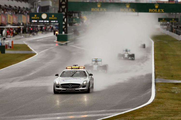 Das Safety-Car in Suzuka vor den beiden Silberpfeilen