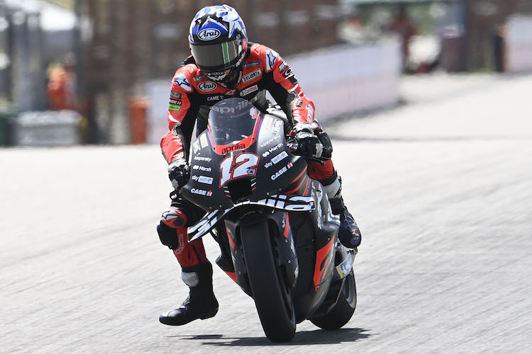 Maverick Vinales beim Anbremsen auf Kurve 1