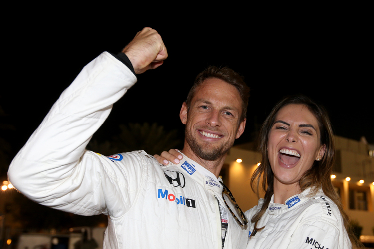 Zu früh? Nach dem Finale in Abu Dhabi feierte Jenson Button zusammen mit seiner Freundin Brittny Ward seinen Abschied aus dem Formel-1-Feld