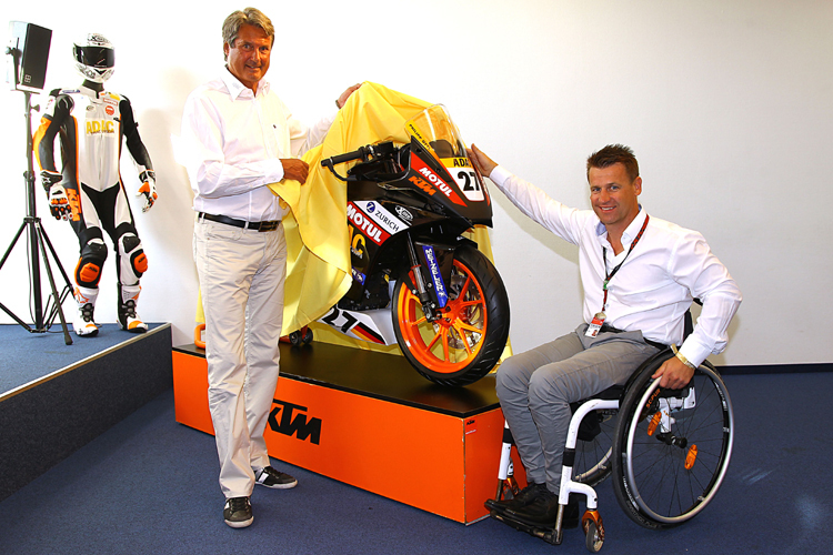 Hermann Tomczyk und Pit Beirer enthüllen das KTM RC 390 Cup Bike