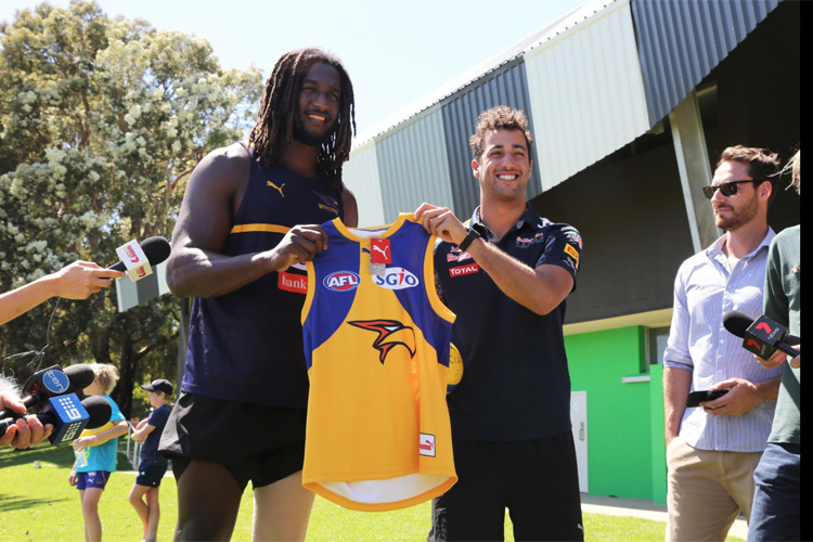 Daniel Ricciardo mit Nic Naitanui vom Australian-Football-Klub West Coast Eagles