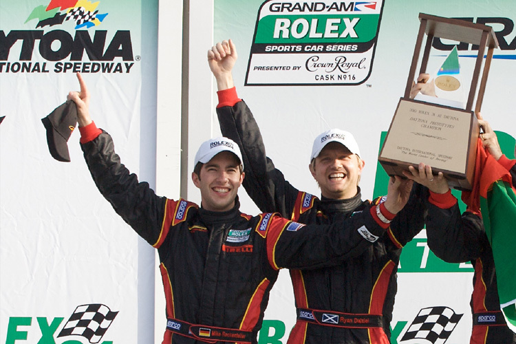 Rockenfeller 2010 in der Victory Lane von Daytona mit Ryan Dalziel