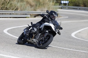 Sie umkurvte wieder mal alle und setzte sich an die Spitze: BMW R1300GS)