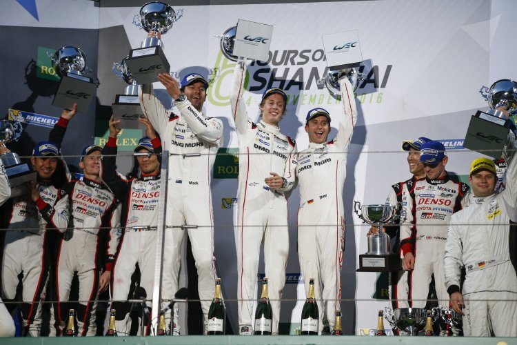 Mark Webber, Brendon Hartley und Timo Bernhard (M. v.li.) jubelten in Shanghai mit ihren Pokalen