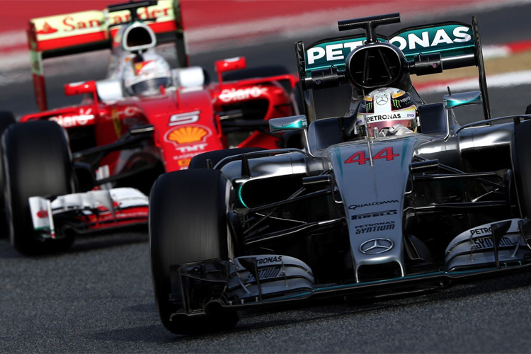 Lewis Hamilton (Mercedes) vor Sebastian Vettel (Ferrari)