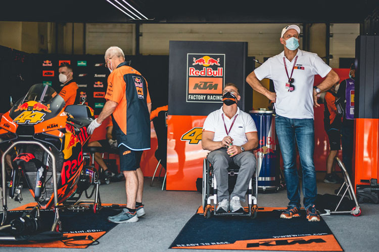 KTM-Box: Pit Beirer mit Heinz Kinigadner (rechts)